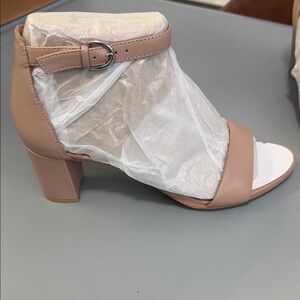 Brand new!   Naturalizer Elegant Nude Block Heel Sandals